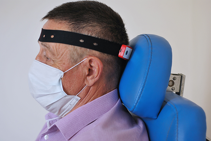 На голову пациента одевают датчики для проведения БОС-терапии